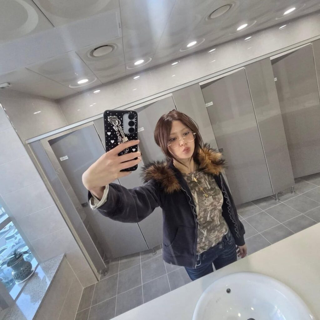 251107 - تحديث هوه يونجين على الانستقرام. لو سيرافيم