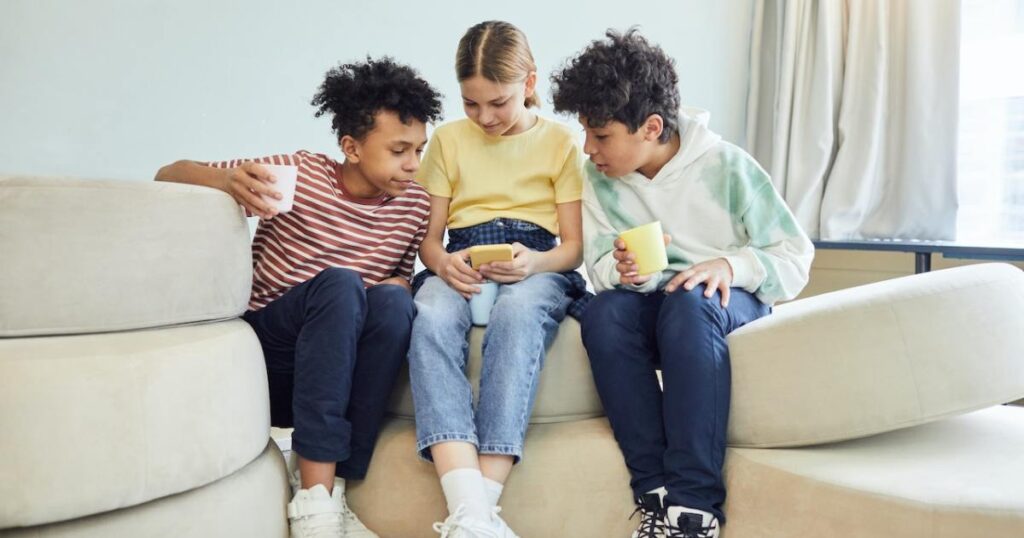 من "سكيبيدي" إلى "6-7".. لماذا يحير جيل ألفا آباءهم؟ | أسرة