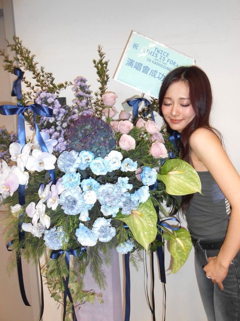 Tzuyu مع Jeongyeon و Mina