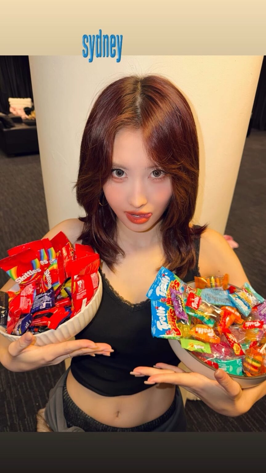 251104 تحديث قصص مومو على الانستقرام - مومو تحمل أغلى طعامها خلف الكواليس "سيدني"