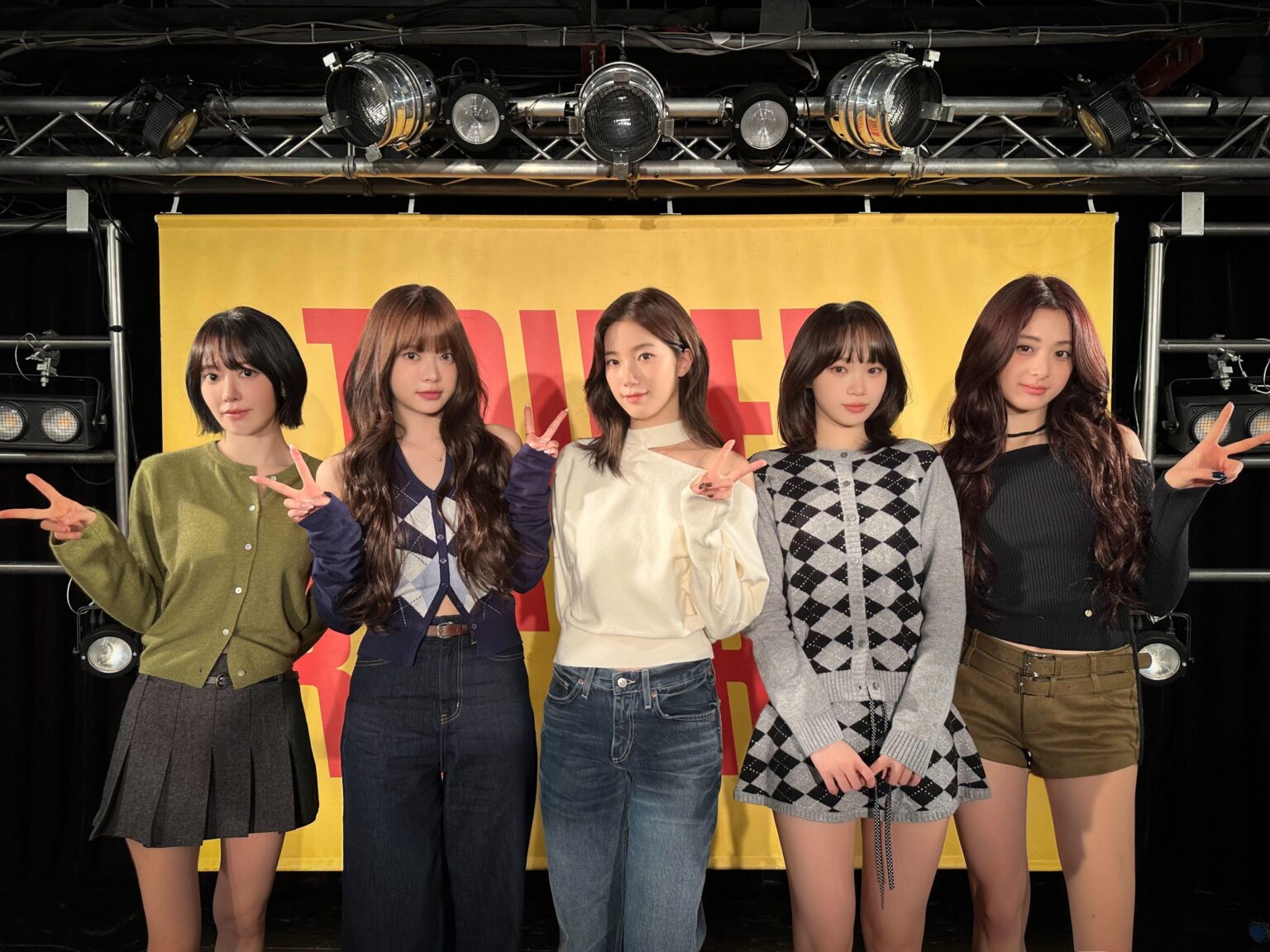 251128 TOWER RECORDS Shibuya Twitter Update with LE SSERAFIM