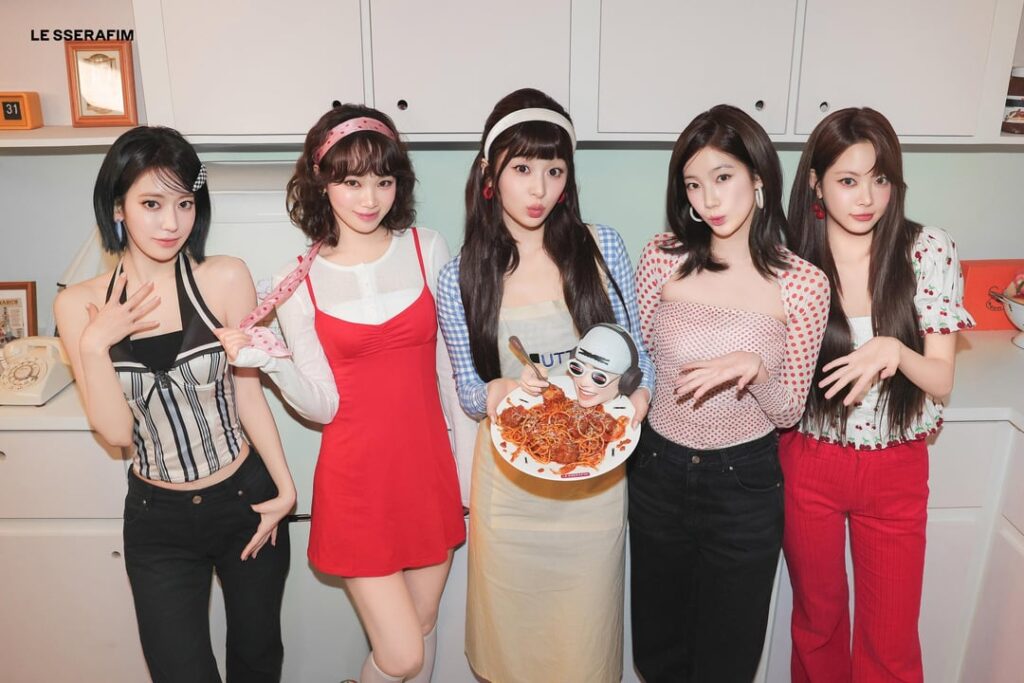 251109 LE SSERAFIM - معكرونة، تغليف الأرض بـ LE SSERAFIM (رسم صور - مجموعة)