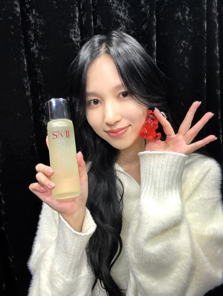 251112 تحديث SK-II Japan على Instagram - Mina x SK-II Japan "تحتوي مجموعة الهدايا ذات الإصدار المحدود على أساسيات SK-II المخصصة لك، وخاصة خلاصة علاج الوجه الشهيرة التي تحول البشرة العارية إلى أفضل بشرة (إنها واحدة من المنتجات المفضلة لدينا أيضًا).  [...]"