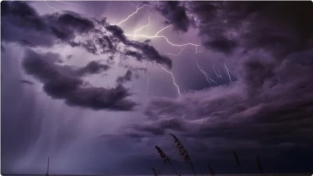 هطول أمطار رعدية متوسطة إلى غزيرة على هذه المناطق هطول أمطار رعدية متوسطة إلى غزيرة على هذه المناطق