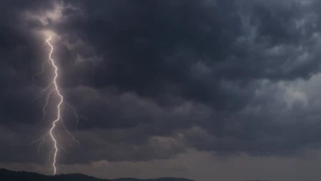 "الأرصاد" أمطار رعدية غزيرة تضرب عسير والباحة ومكة وتحذيرات من السيول