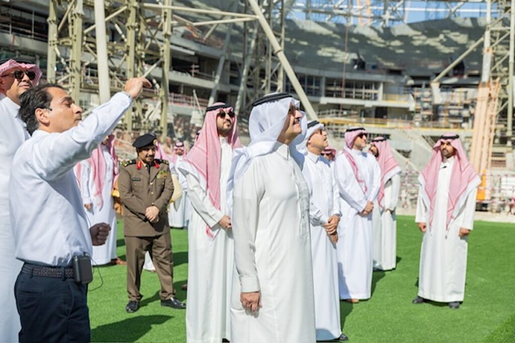 أمير الشرقية يزور ملعب أرامكو ويطّلع على سير العمل في المشروع