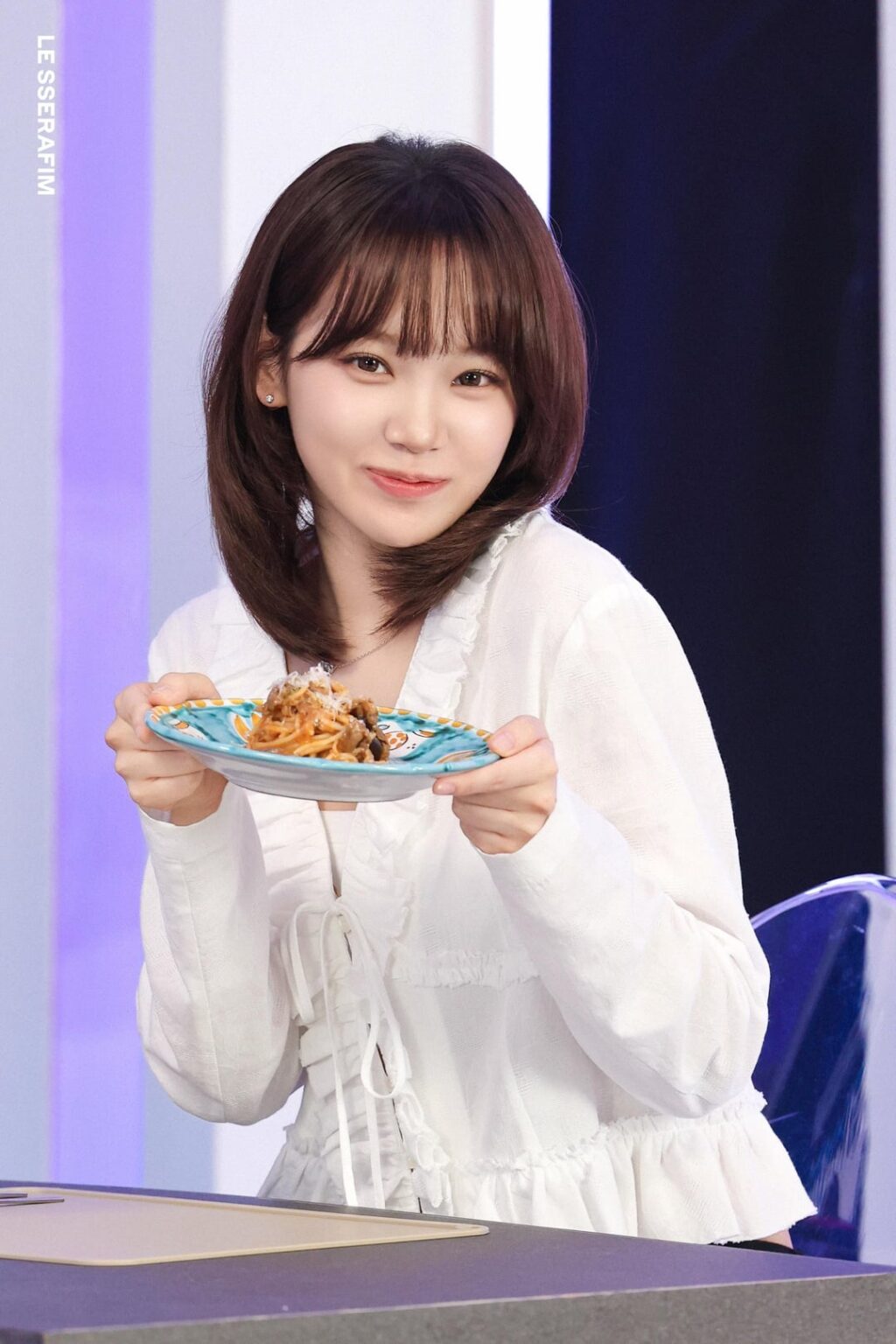 251109 LE SSERAFIM - معكرونة، تغليف الأرض بـ LE SSERAFIM (رسم صورة - كيم تشايوون والوحدة)