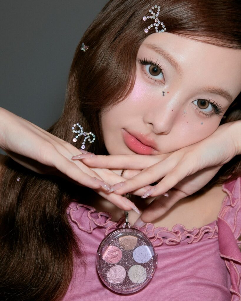 251121 تحديث تويتر fwee_makeup: الكشف عن معلومات مكياج NAYEON DIY Palette 🐰💗