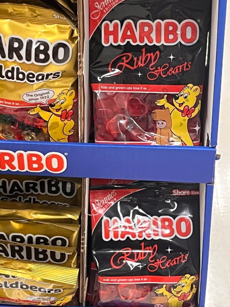 251122 من يريد تناول وجبة خفيفة مع جيني؟