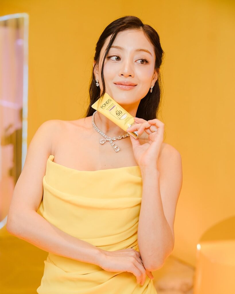 251106 تحديث حساب Pond's Philippines على الانستقرام - "مشرق مثل جيهيو ✨ مع واقي الشمس UV Bright & Hydrate Miracle من Pond's UV، تظل بشرتك مشرقة ومحمية ورطبة بعمق تحت الشمس! ⛅️"