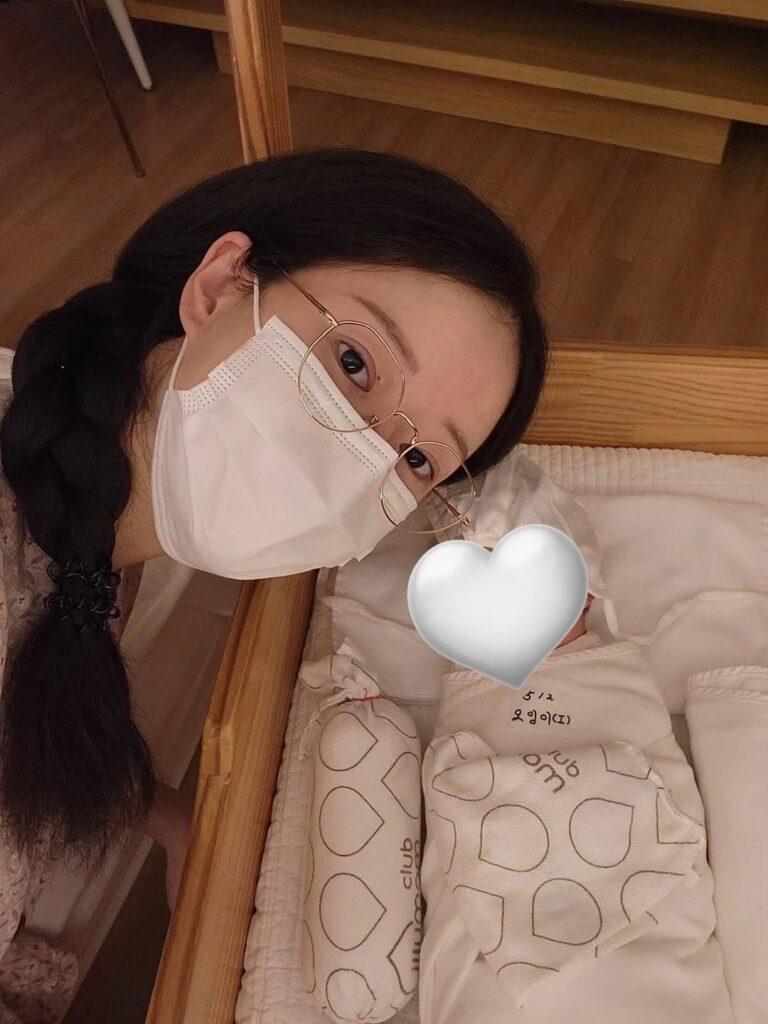 رحبت بارك سولجي (LAYSHA سابقًا، Switch Berry) بتوأم في 23 أكتوبر