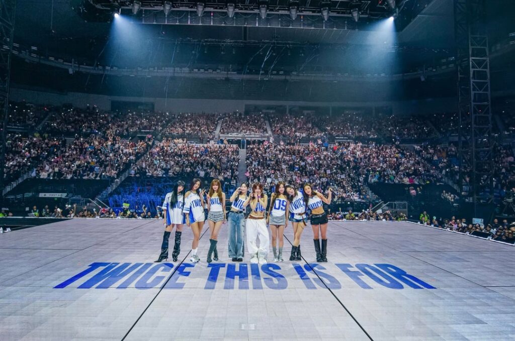 251109 تحديث تويتر - مرتين  جولة عالمية في ملبورن - اليوم الثاني من أول أغنية إلى آخر ظهور - ملبورن ذات مرة، لقد جعلتها مثالية 🌙🍓 شكرًا لاحتفالكم بعيد ميلاد مومو مع الكثير من الحب 💕