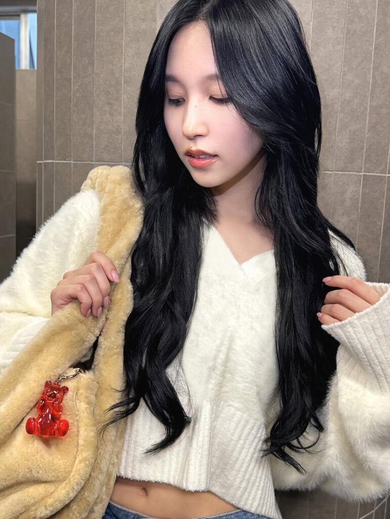 251128 تحديث Skii.jpn وMina على الانستقرام - 🐻🐻🐻💗 رصدت: Mina وPitekuma، بالخارج وفي موسم العطلات هذا أضف لمسة من البهجة الواضحة إلى مظهرك في العطلة مع حقيبة Pitekuma المعلقة أو صينية المجوهرات - فقط مع مجموعة هدايا العطلة SK-II 💖