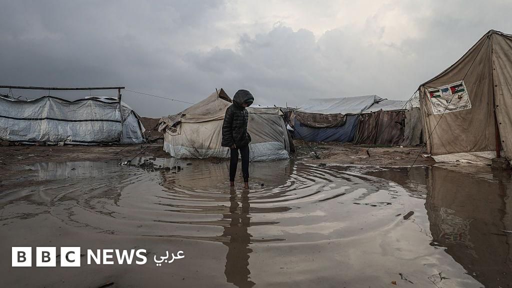 غزة: وفاة رضيعة بعد أن حوّلت الأمطار خيام النازحين إلى مستنقعات غزة: وفاة رضيعة بعد أن حوّلت الأمطار خيام النازحين إلى مستنقعات