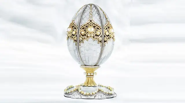 صورة لبيضة اللؤلؤ المصنوعة من 139 لؤلؤة بيضاء ناعمة، و3305 ماسة، وبلورات صخرية منحوتة على قاعدة من الذهب الأبيض والأصفر