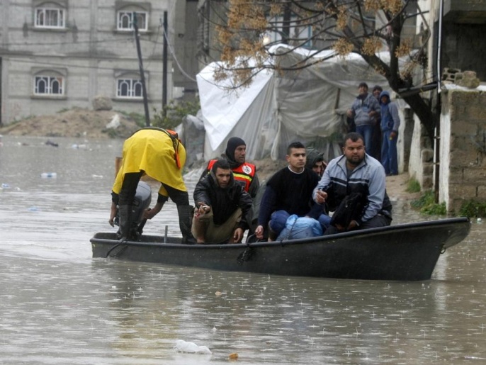 تعرضت عشرات المنازل الفلسطينية للغرق في مدينة رفح أقصى جنوبي قطاع غزة، مساء اليوم الجمعة، جراء الأمطار الغزيرة بفعل المنخفض الجوي "هدى" الذي ضرب القطاع منذ يوم الثلاثاء الماضي.