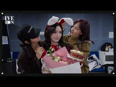 251219 إيف - [IVE ON] أنت مدعو لحضور حفل تخرج أميرة الماكني | مرحلة الوداع لـ Inkigayo MC من Leeseo في الخلف