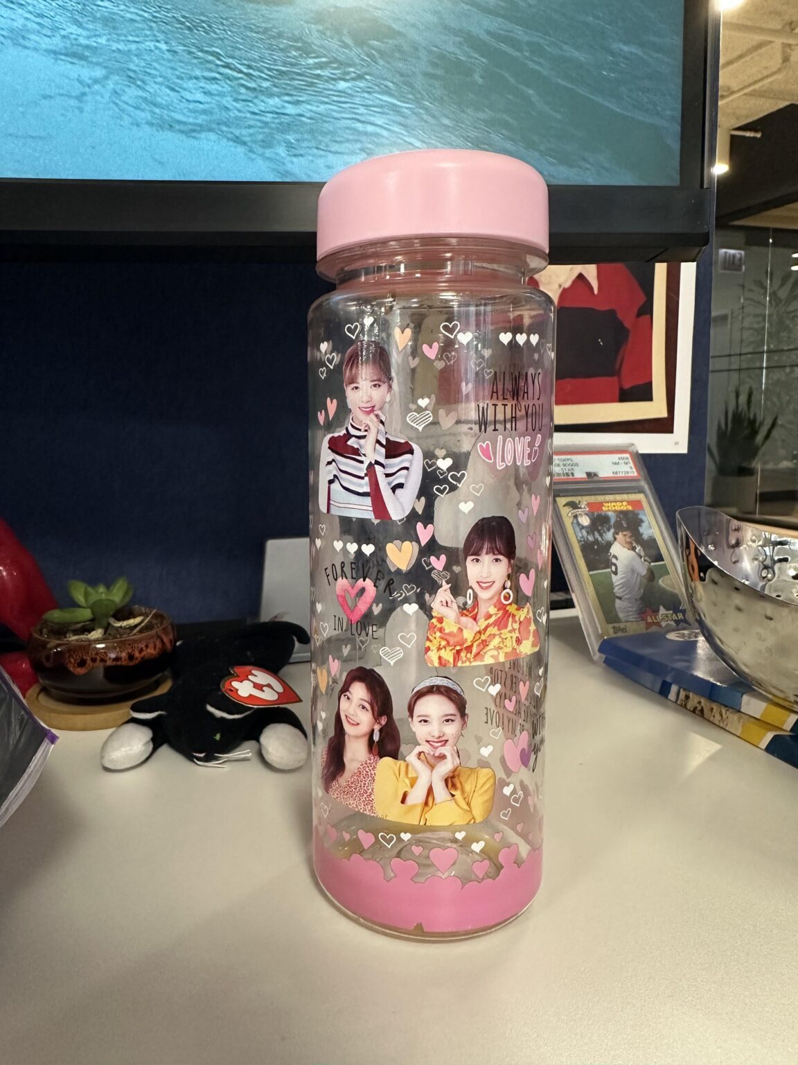 بدأت بإحضار مشروبي البارد إلى المكتب بهذه الزجاجة🫰🏻، أفضل هدية زفاف على الإطلاق