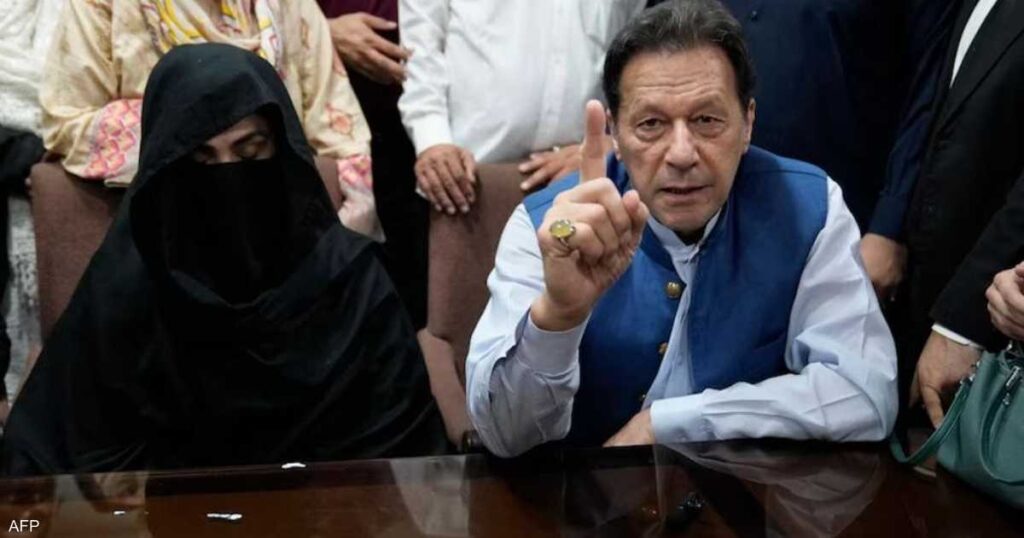 إعلام محلي: السجن 17 سنة لعمران خان وزوجته في قضية فساد