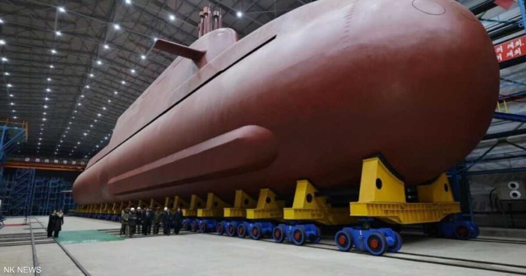 كيم جونغ أون يتفقد “غواصة هجومية نووية استراتيجية” كيم جونغ أون يتفقد "غواصة هجومية نووية استراتيجية"