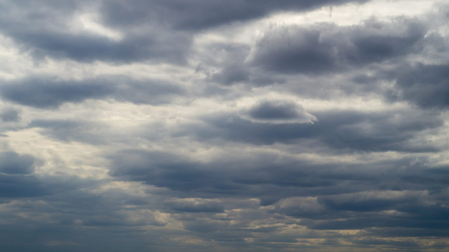 مركز الأرصاد يتنبأ بسقوط أمطار على بعض مناطق الإمارات غداً