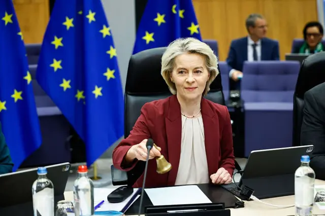 صورة بتاريخ 3 ديسمبر/كانون الأول 2025 لأورسولا فون دير لاين، رئيسة المفوضية الأوروبية، خلال اجتماع هيئة المفوضين في العاصمة البلجيكية بروكسل، وقد توصل الاتحاد الأوروبي إلى اتفاق للتخلص التدريجي من الغاز الروسي بهدف إلى قطع العلاقات نهائيًا بين الاتحاد ومورد الطاقة الرئيسي السابق. وتظهر  فون دير لاين تجلس على مكتب وفي الوراء، ثلاثة أعلام للاتحاد الأوروبي .