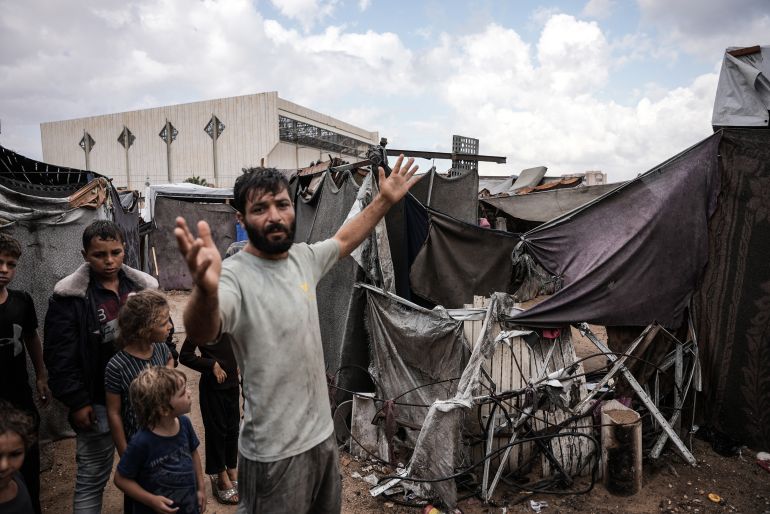 في دير البلح وسط قطاع غزة، تحوّل المشهد إلى مأساة إنسانية مركبة، حيث لم يواجه النازحون البرد بأغطية تقيهم الصقيع، بل بـ"أغطية بلاستيكية ممزقة" لم تمنع عنهم ولا عن أطفالهم سيول المياه التي اجتاحت "مآويهم" الهشة.