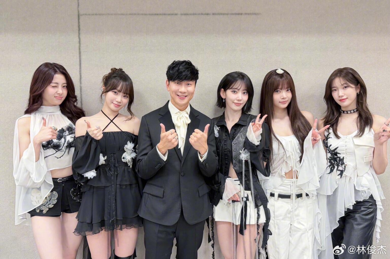 251208 - تحديث جي جي لين على الويبو مع LE SSERAFIM