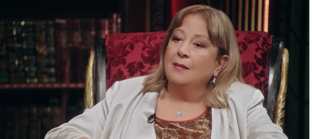 ألفنانة سمية أثناء حوار لها مع برنامج السيرة الذي تقدمه الإعلامية المصرية وفاء الكيلاني، وتجلس تنظر إلى الكاميرا وترتدي سترة بيضاء وقلادة من الماس، وشعرها لونه أصفر وقصير، يصل إلى كتفيها.