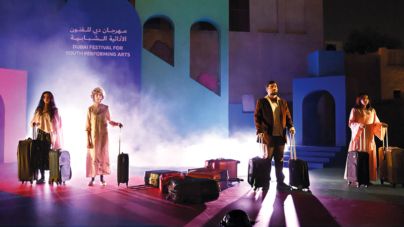 «المسرحية» تفيض بمشاعر الغربة والرحيل. تصوير: نجيب محمد