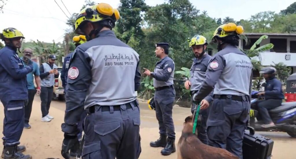 فريق الإمارات للبحث والإنقاذ يباشر مهامه الميدانية في منطقة كاندي بسريلانكا فريق الإمارات للبحث والإنقاذ يباشر مهامه الميدانية في منطقة كاندي بسريلانكا