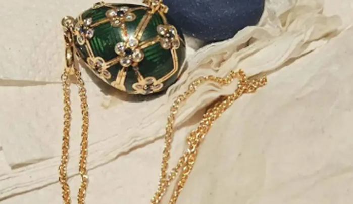 بعد مراقبة حركة أمعائه 6 أيام .. نيوزيلندا تستعيد قلادة بـ 19 ألف دولار ابتلعها لص