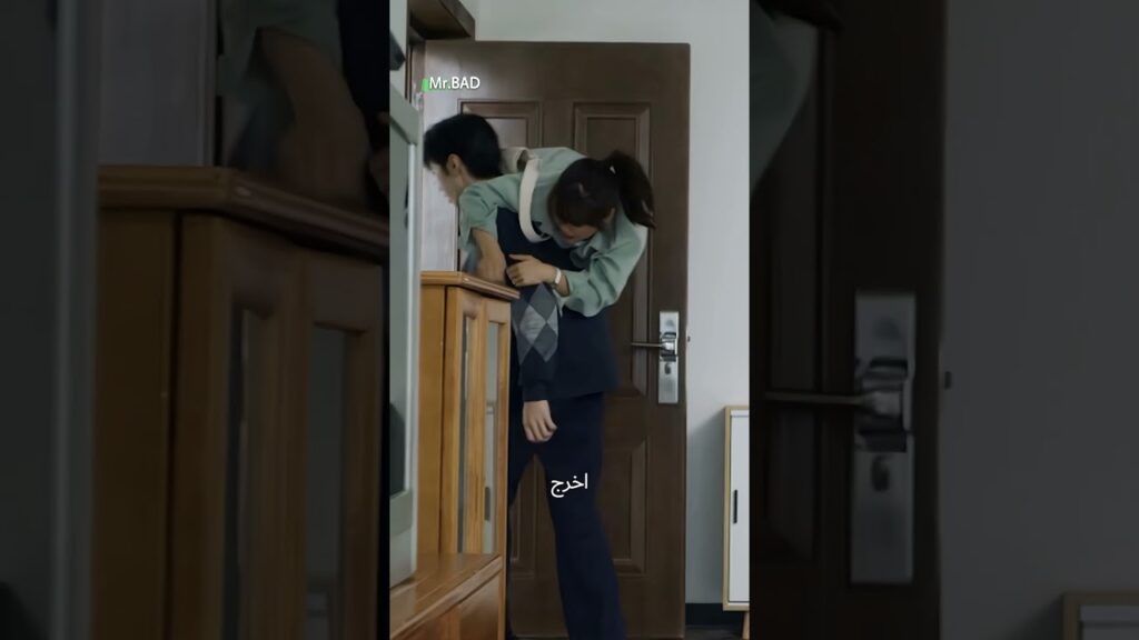 حملها وأخرجها من الباب🤣 السيد سيء #mrbad #chenzheyuan #shenyue #iqiyi #cdrama
