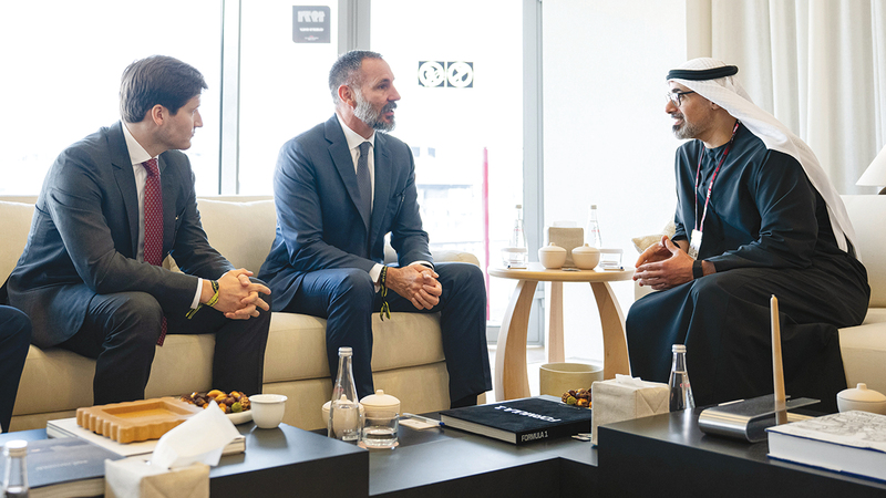 خالد بن محمد خلال حضوره جانباً من فعاليات سباق جائزة الاتحاد للطيران الكبرى للفورمولا1. وام
