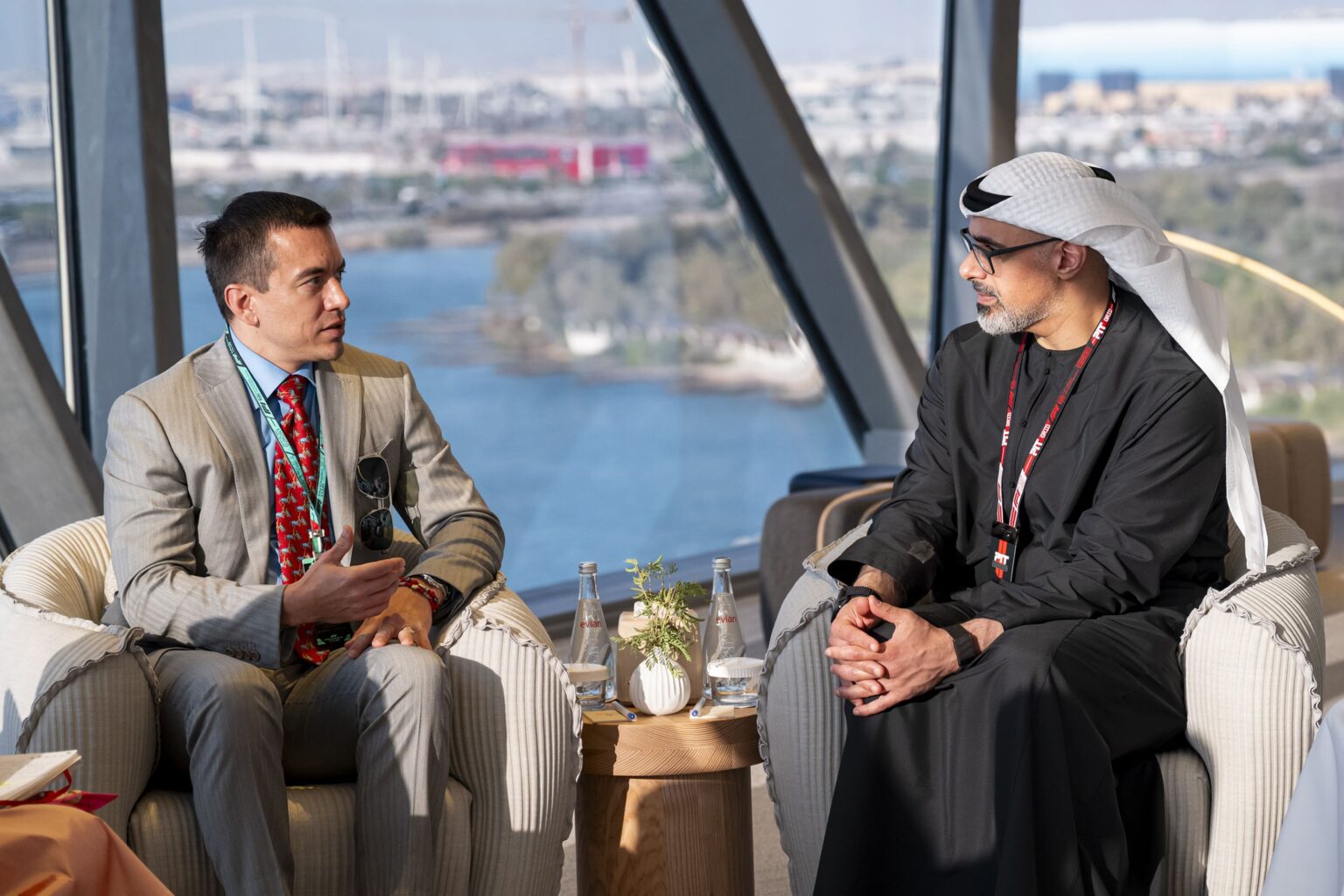 خالد بن محمد بن زايد يستعرض مع رئيس الإكوادور علاقات التعاون والصداقة بين البلدين خالد بن محمد بن زايد يستعرض مع رئيس الإكوادور علاقات التعاون والصداقة بين البلدين