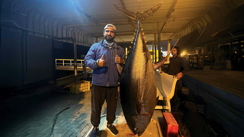 صياد مواطن يوثّق صيد «أم قوس» عملاقة بوزن 137 كيلوغراماً صياد مواطن يوثّق صيد «أم قوس» عملاقة بوزن 137 كيلوغراماً