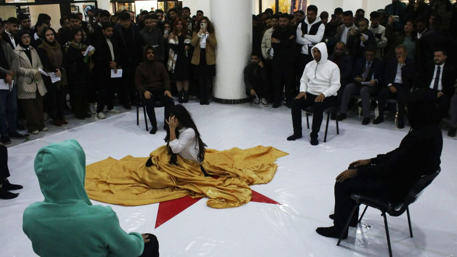 عرض مسرحية (حلقة الأمل) في كركوك بحضور جماهيري واسع عرض مسرحية (حلقة الأمل) في كركوك بحضور جماهيري واسع