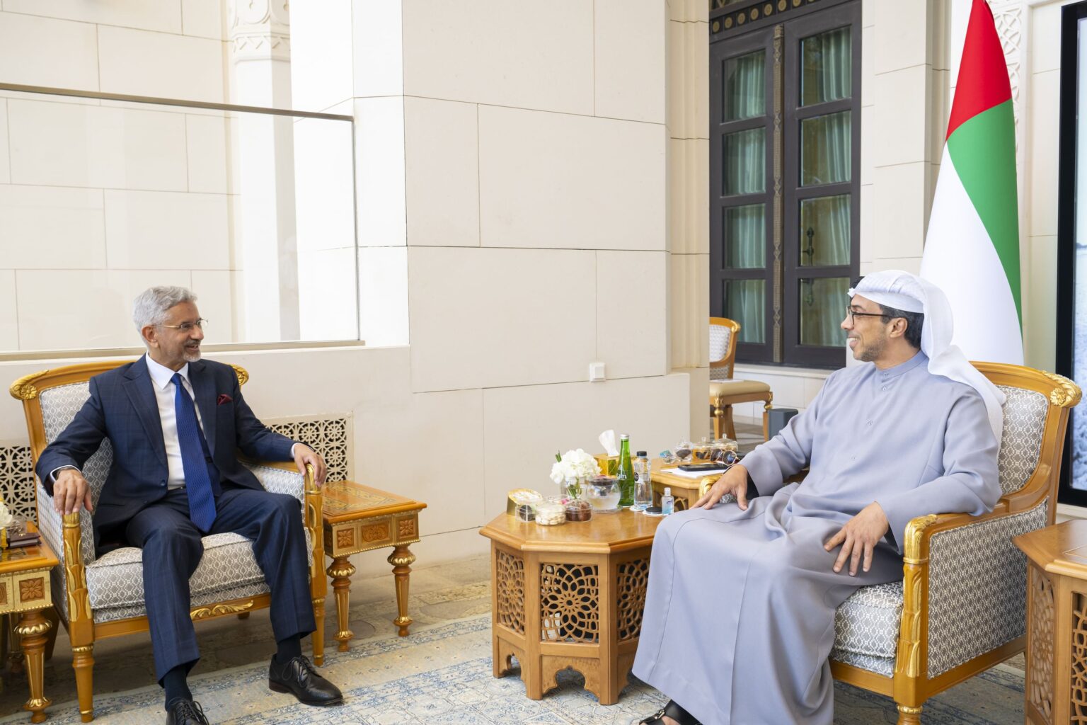 منصور بن زايد يبحث مع وزير الشؤون الخارجية الهندي تعزيز التعاون منصور بن زايد يبحث مع وزير الشؤون الخارجية الهندي تعزيز التعاون