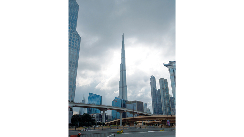 برج خليفة يلامس الغيم برج خليفة يلامس الغيم