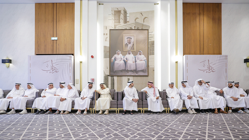 حمدان بن محمد خلال حضوره &laquo;غداء دبي&raquo; في مجلس الخوانيج. تصوير: علي عيسى