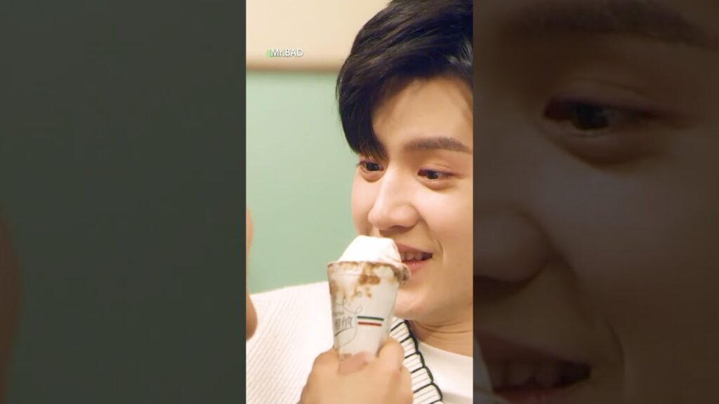 قضمة مشتركة؟ قلبه ارتبك فورًا. 😳🍦 السيد سيء #mrbad #chenzheyuan #shenyue #iqiyi #cdrama