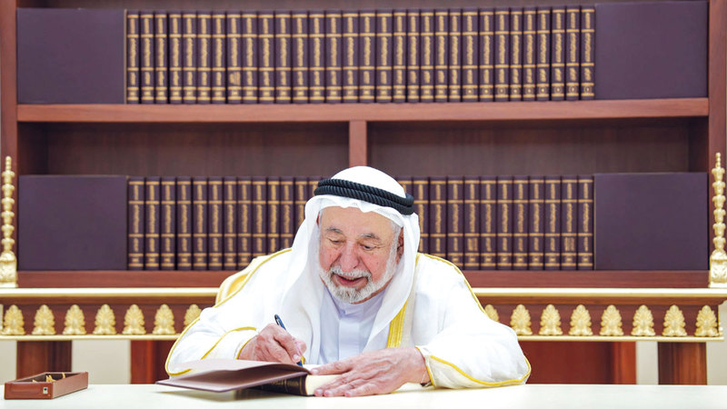 حاكم الشارقة يوقّع أول نسخة من المرحلة الأولى للموسوعة العربية الشاملة سلطان القاسمي خلال توقيعه أول نسخة لـ«الموسوعة العربية الشاملة». وام