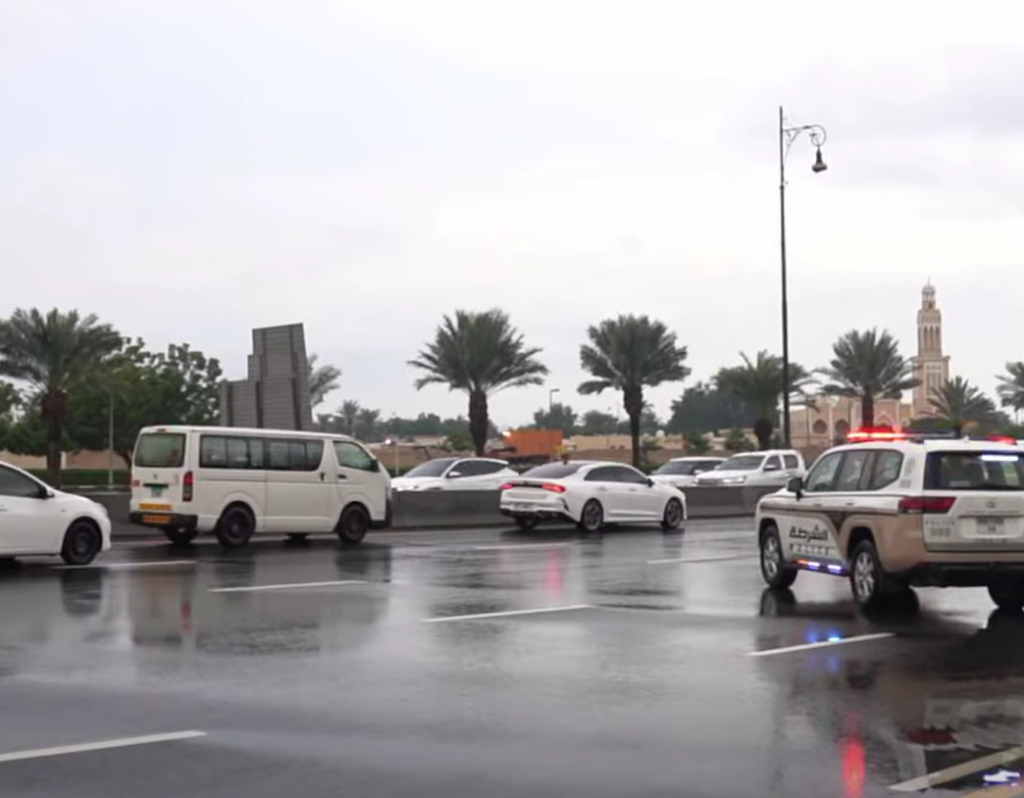 شرطة الشارقة تعلن احتواء تداعيات المنخفض الجوي دون تسجيل حوادث بليغة