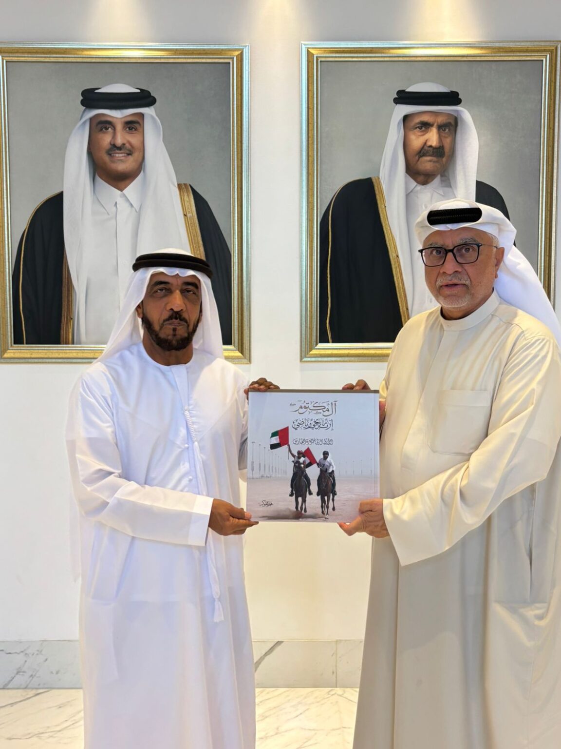 الشامسي يتسلم كتاب «إرث آل مكتوم.. تاريخ رياضي»