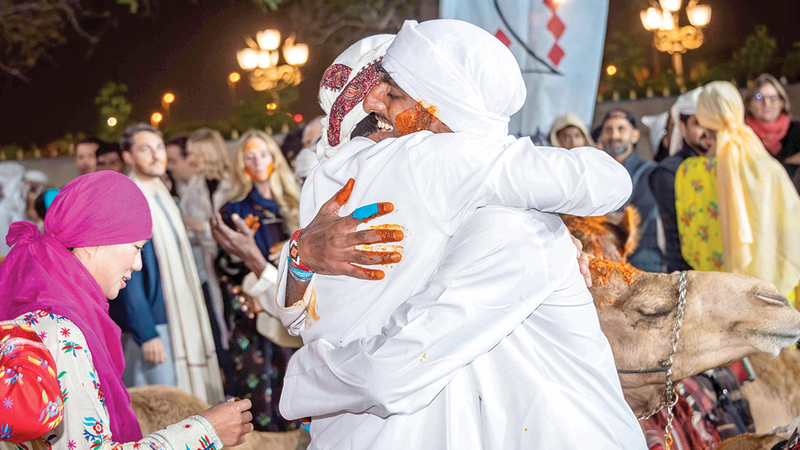 استقبال حار للمشاركين في الرحلة بالقرية التراثية. من المصدر