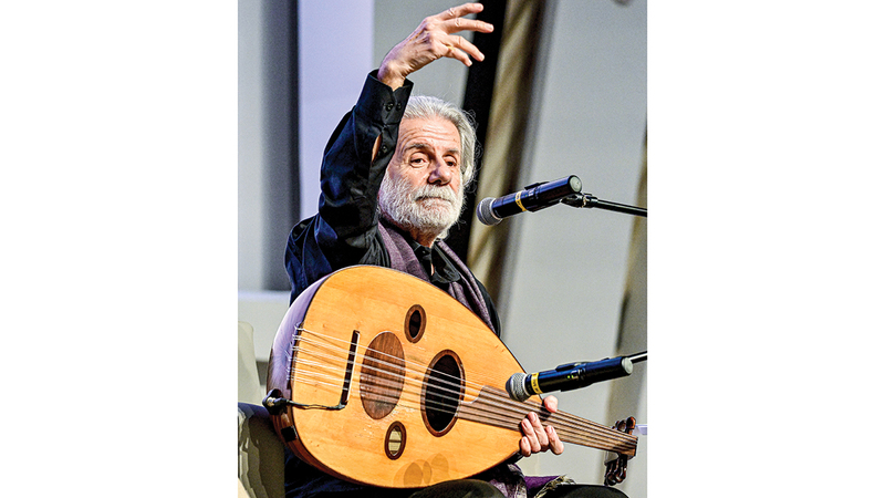 مارسيل عزف وغنى بعض أعماله الشهيرة خلال الجلسة. تصوير: باتريك كاستيلو