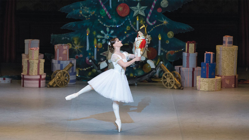 «كسارة البندق».. رحلة محفوفة بالسحر على خشبة دبي أوبرا