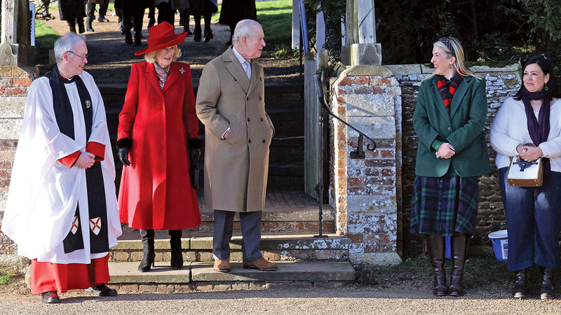 الملك تشارلز يقود عائلته مشيا إلى قداس عيد الميلاد