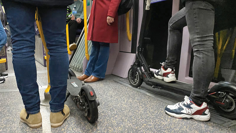8 إجراءات تنظيمية لمنع مضايقة ركاب النقل العام باصطحاب «الاسكوتر الكهربائي» اصطحاب «الاسكوتر» الكهربائي في المواصلات العامة يخضع لقواعد سلامة مهمة. أرشيفية