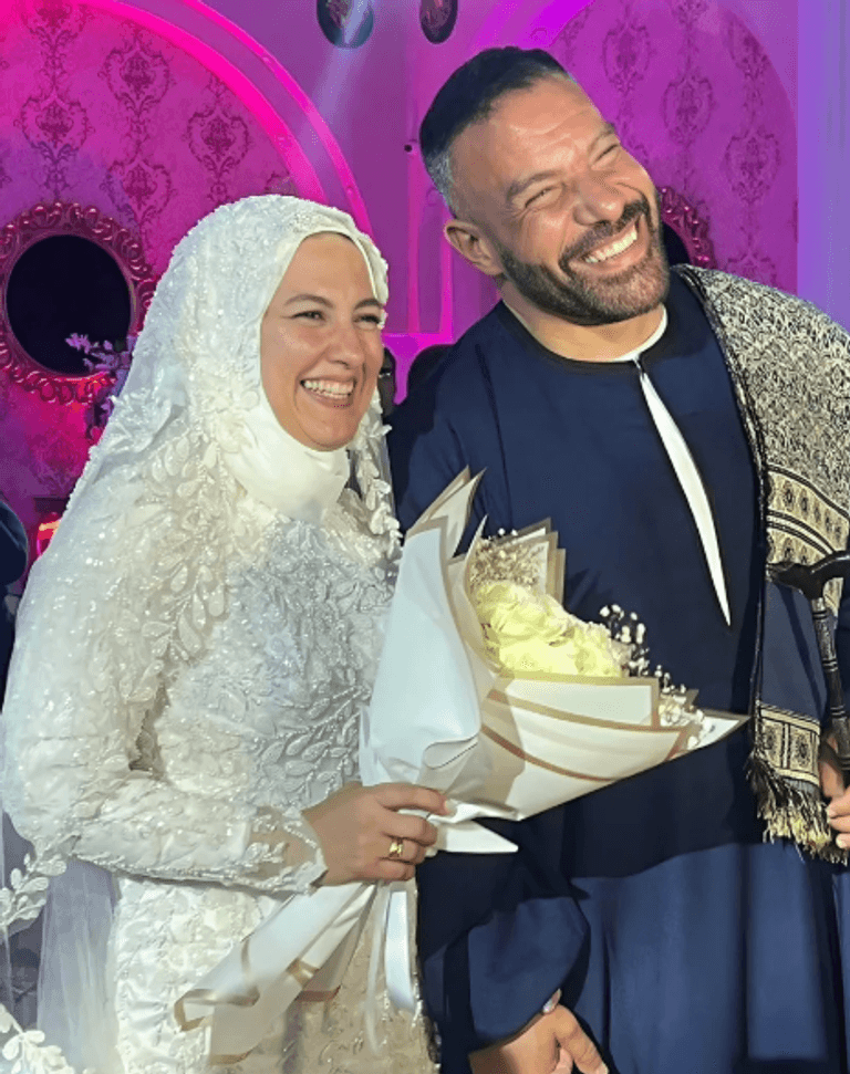 الفنان المصري محمد خميس يحتفل بزفافه بإطلالة صعيدية